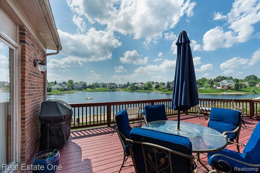 6489 Shoreline Drive Troy City MI 48085