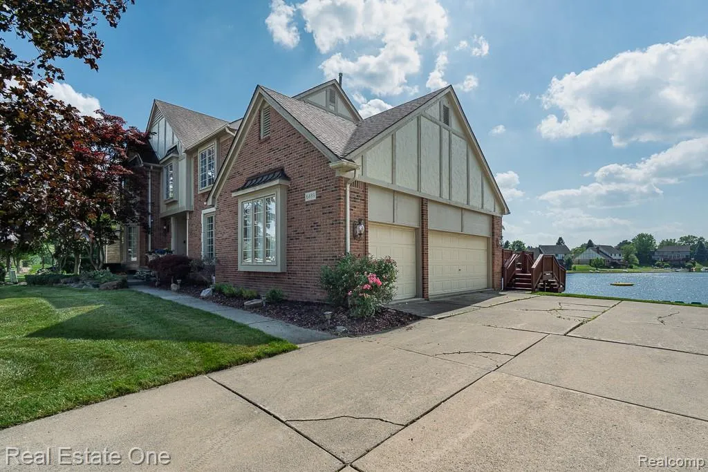 6489 Shoreline Drive Troy City MI 48085
