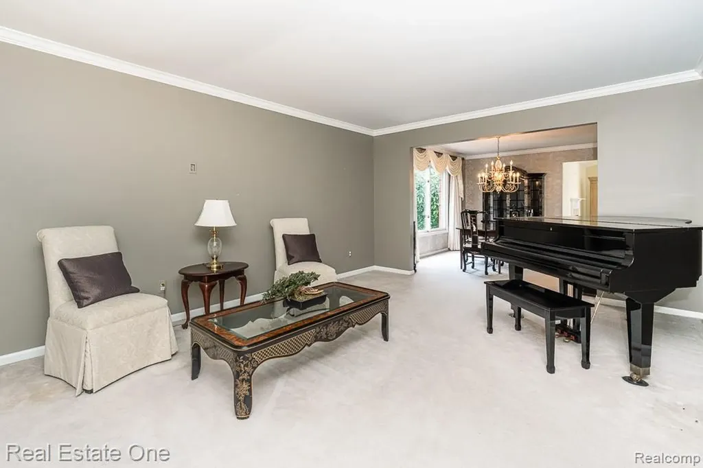 6489 Shoreline Drive Troy City MI 48085