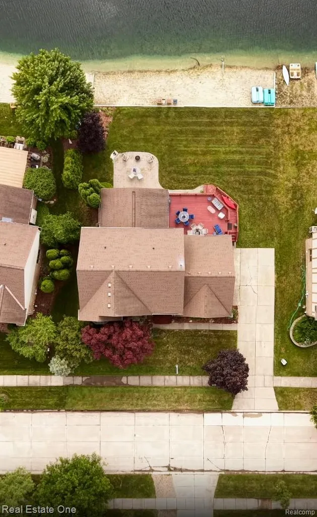 6489 Shoreline Drive Troy City MI 48085