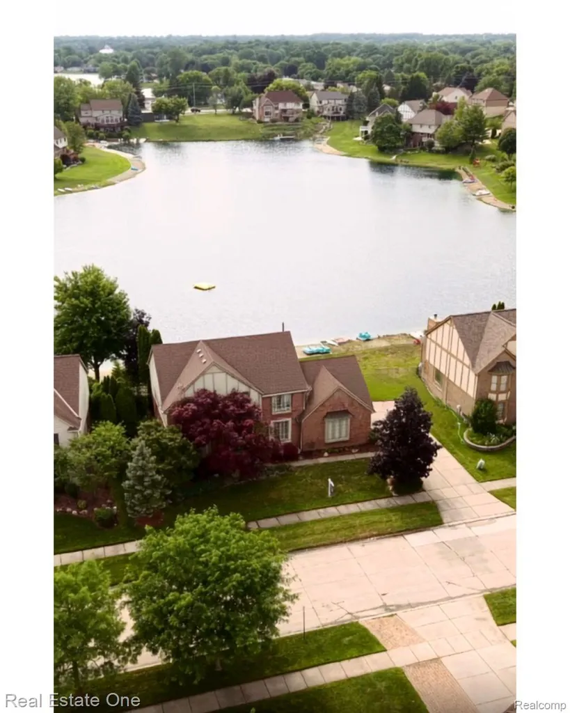 6489 Shoreline Drive Troy City MI 48085