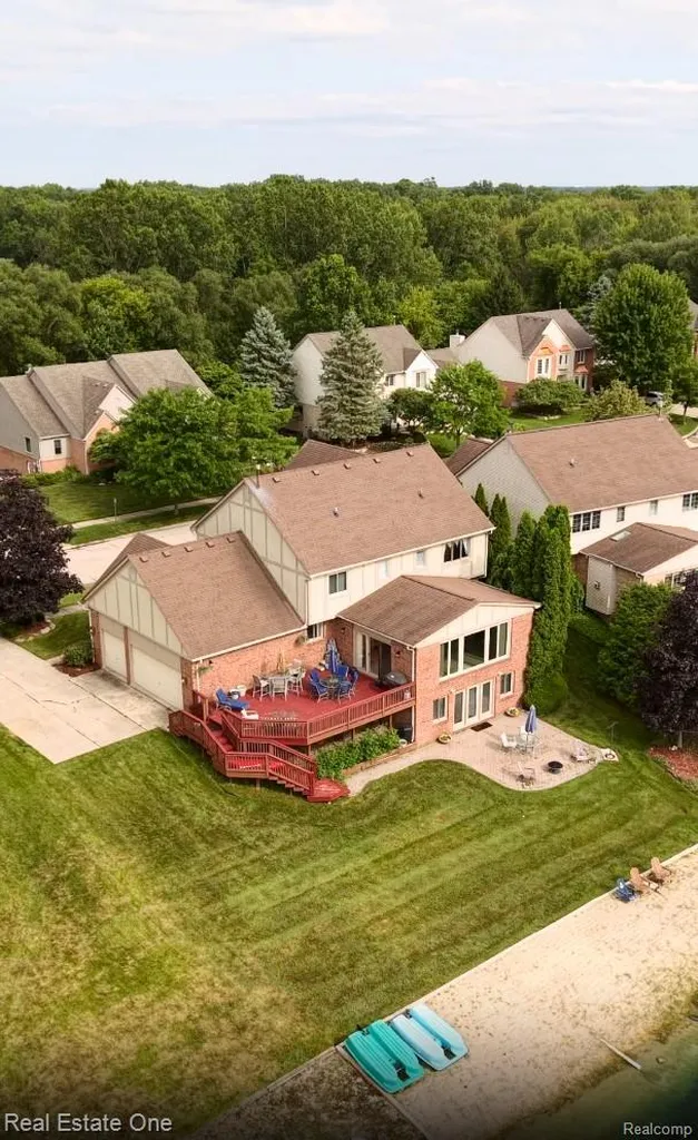 6489 Shoreline Drive Troy City MI 48085