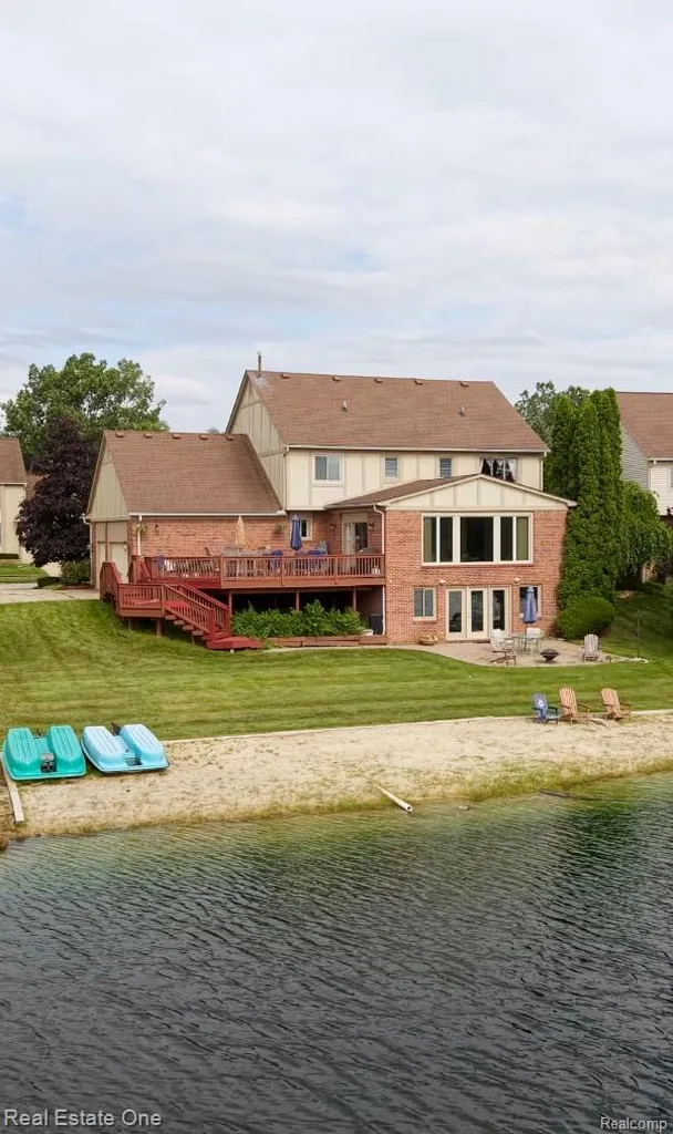 6489 Shoreline Drive Troy City MI 48085