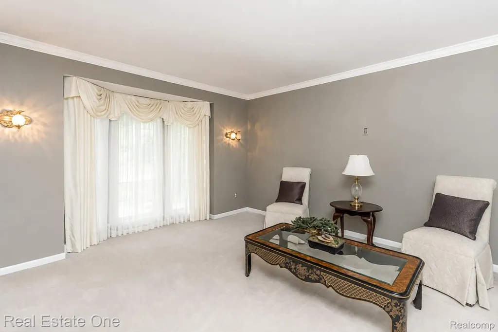 6489 Shoreline Drive Troy City MI 48085