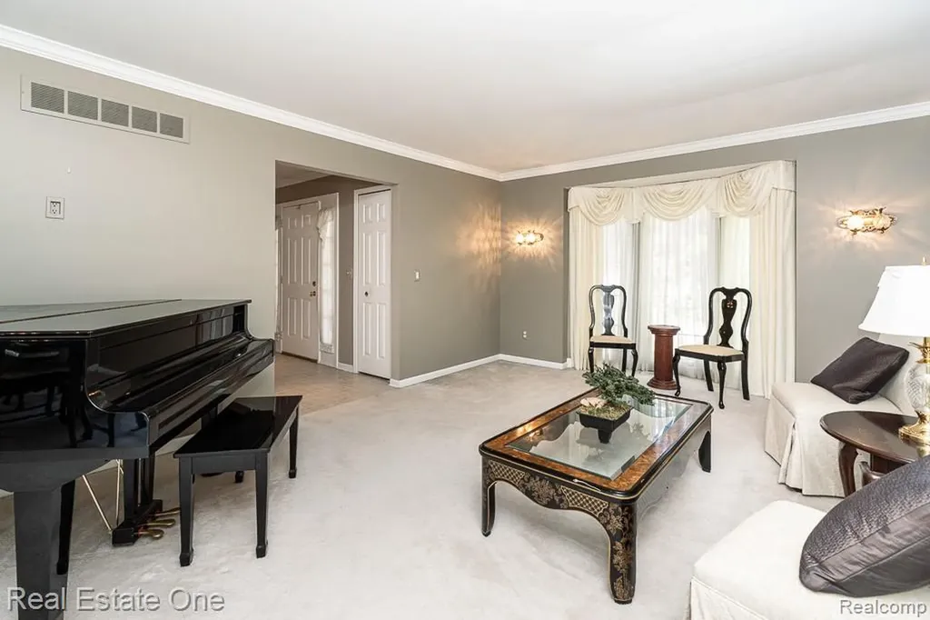 6489 Shoreline Drive Troy City MI 48085
