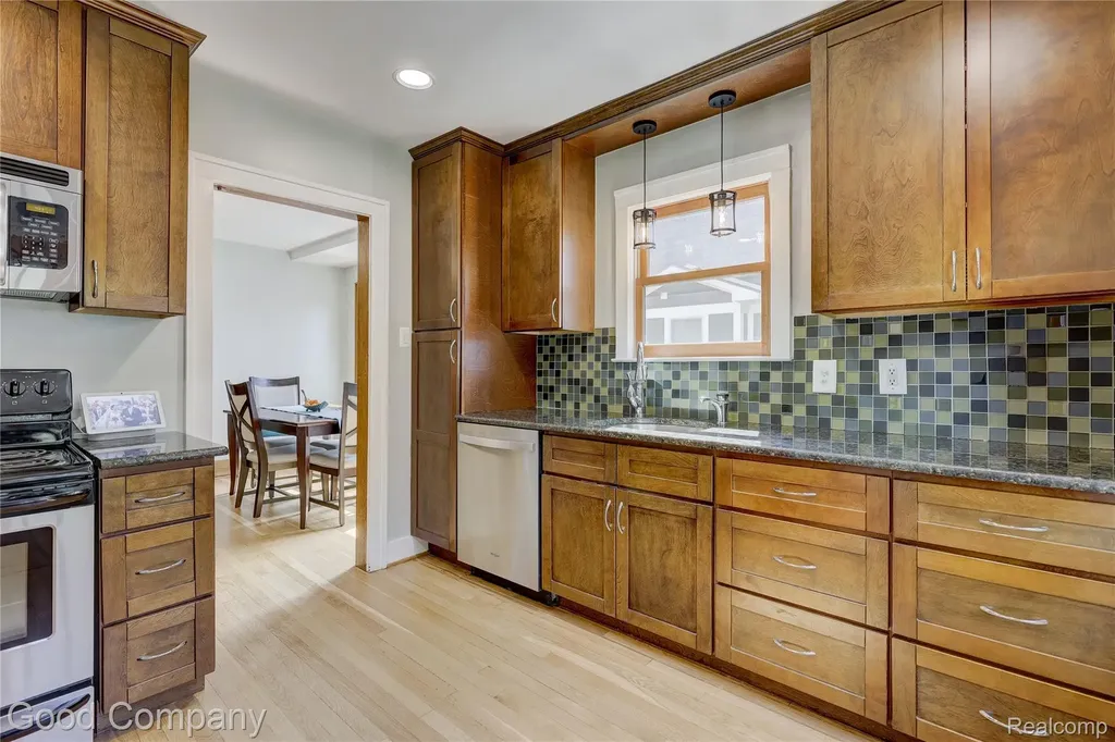 419 E 5th Street Royal Oak City MI 48067