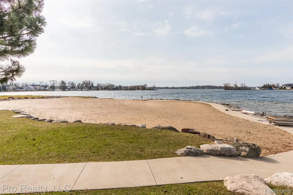 3559 Port Cove Drive Waterford Charter Township MI 48328