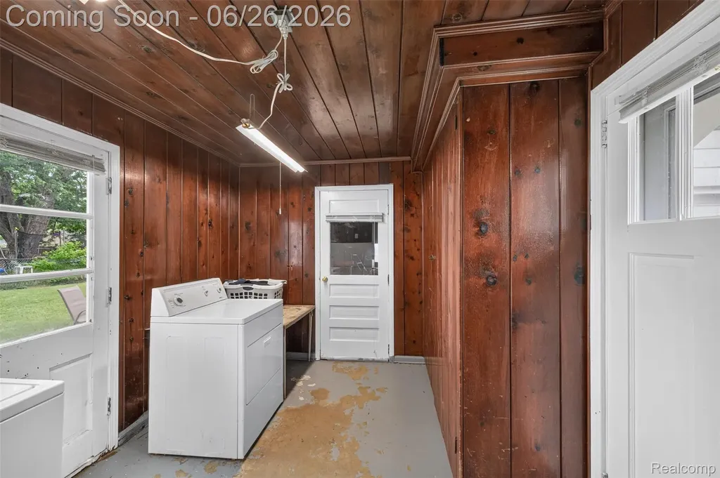 22865 Heussner Avenue Warren City MI 48089