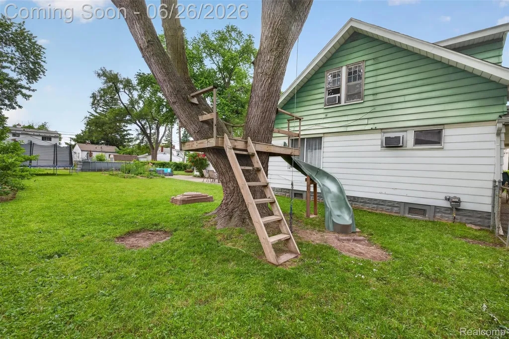 22865 Heussner Avenue Warren City MI 48089