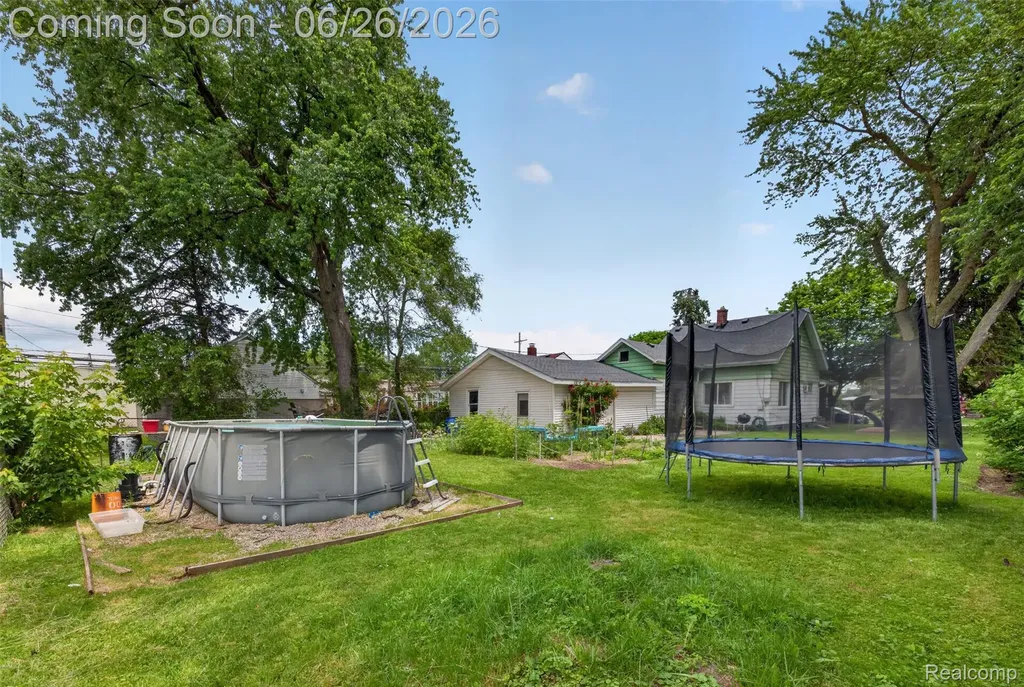 22865 Heussner Avenue Warren City MI 48089