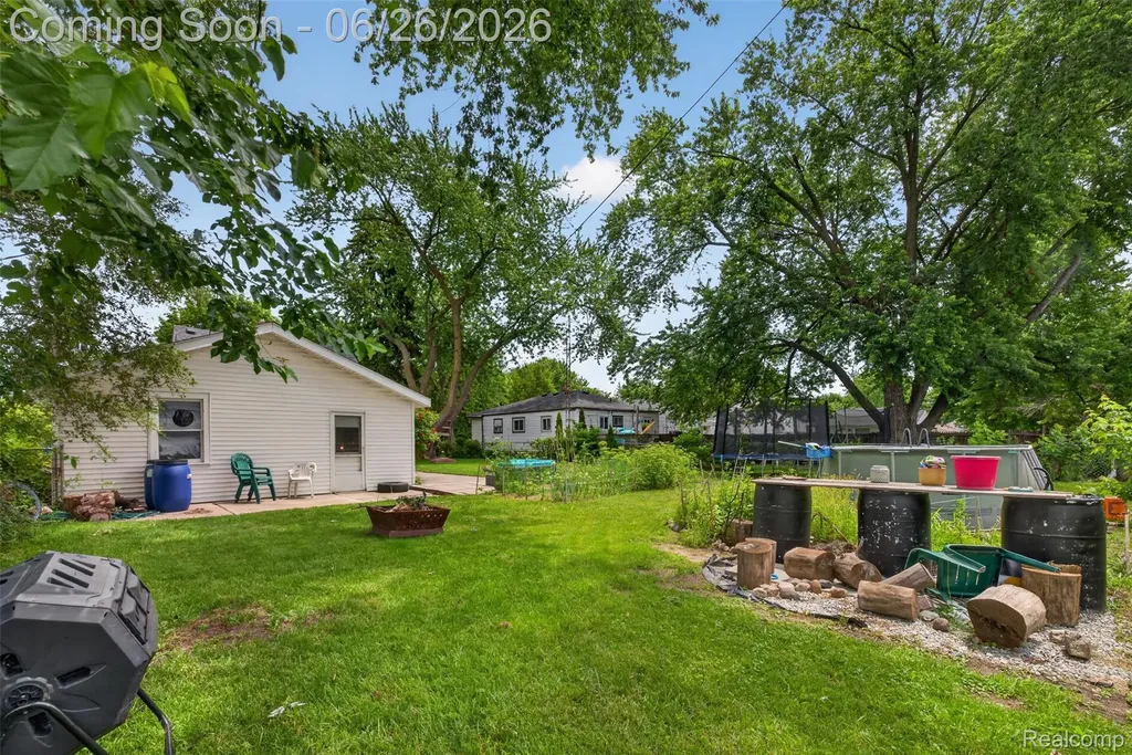 22865 Heussner Avenue Warren City MI 48089