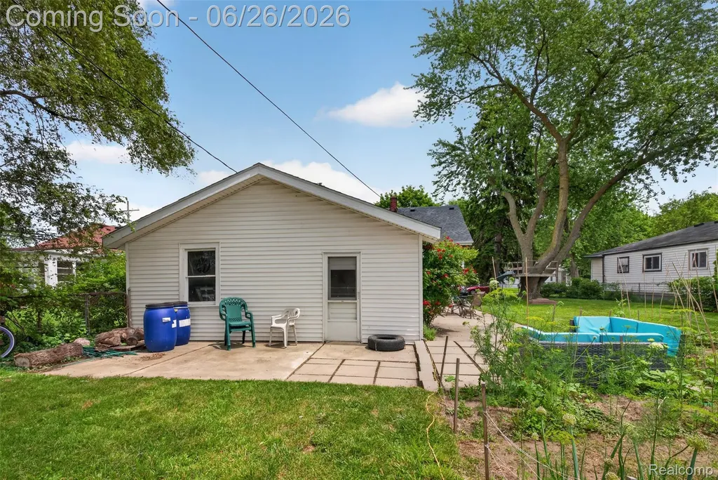 22865 Heussner Avenue Warren City MI 48089