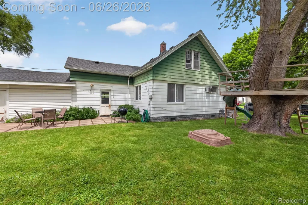 22865 Heussner Avenue Warren City MI 48089