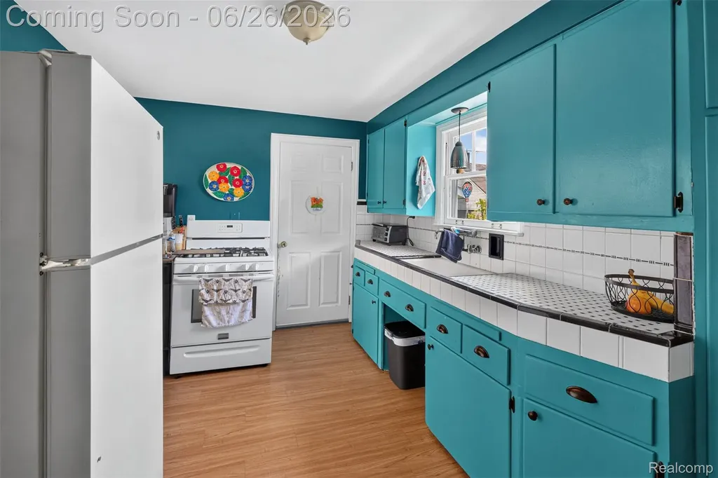 22865 Heussner Avenue Warren City MI 48089