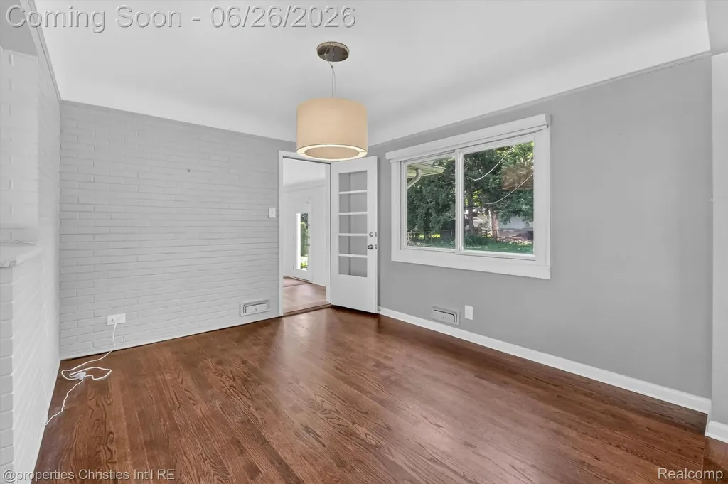 17451 Birwood Avenue Beverly Hills Village MI 48025