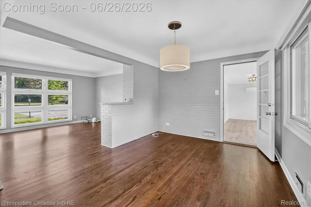 17451 Birwood Avenue Beverly Hills Village MI 48025