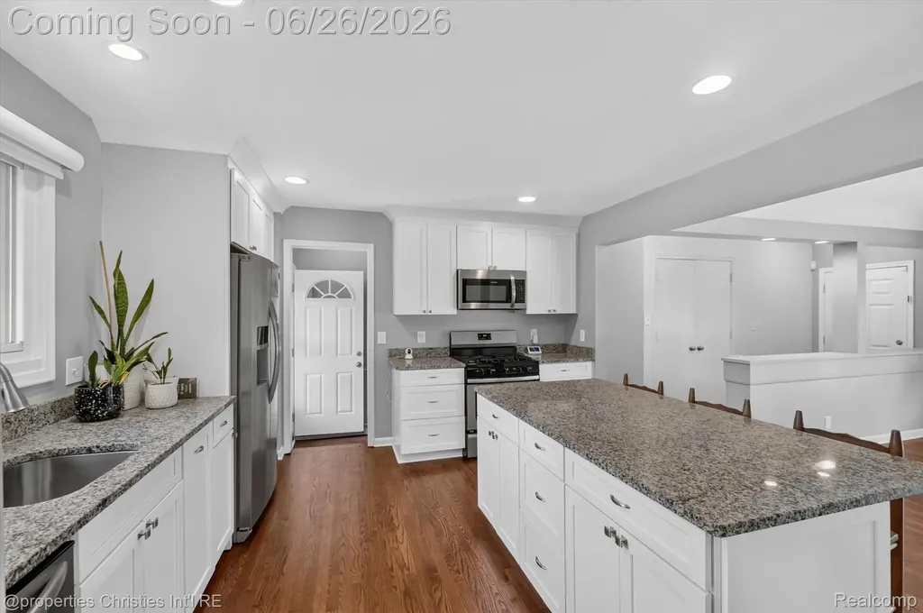 17451 Birwood Avenue Beverly Hills Village MI 48025