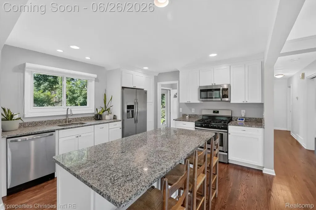 17451 Birwood Avenue Beverly Hills Village MI 48025
