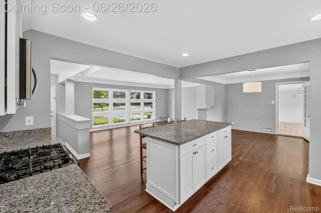 17451 Birwood Avenue Beverly Hills Village MI 48025