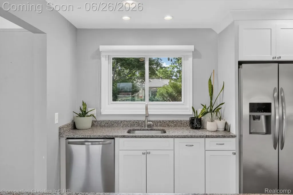 17451 Birwood Avenue Beverly Hills Village MI 48025