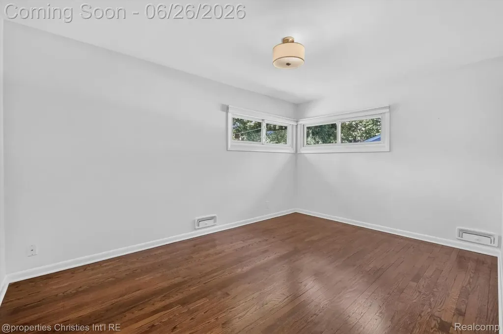 17451 Birwood Avenue Beverly Hills Village MI 48025