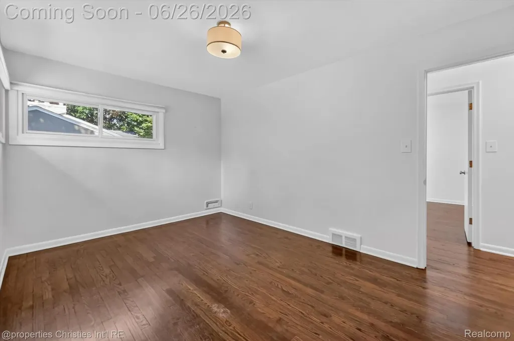 17451 Birwood Avenue Beverly Hills Village MI 48025