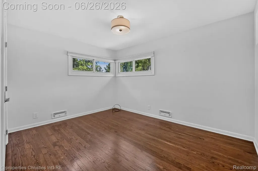 17451 Birwood Avenue Beverly Hills Village MI 48025