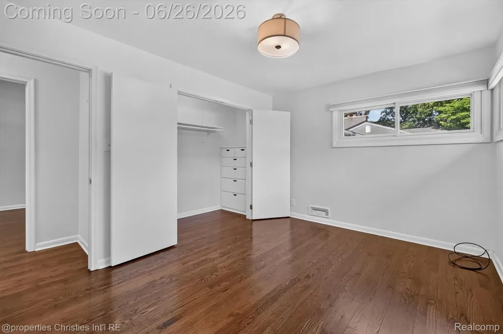 17451 Birwood Avenue Beverly Hills Village MI 48025