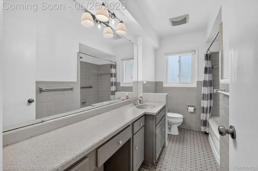 17451 Birwood Avenue Beverly Hills Village MI 48025