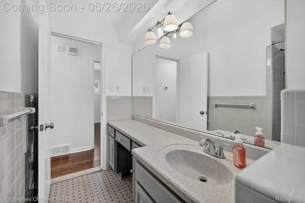 17451 Birwood Avenue Beverly Hills Village MI 48025