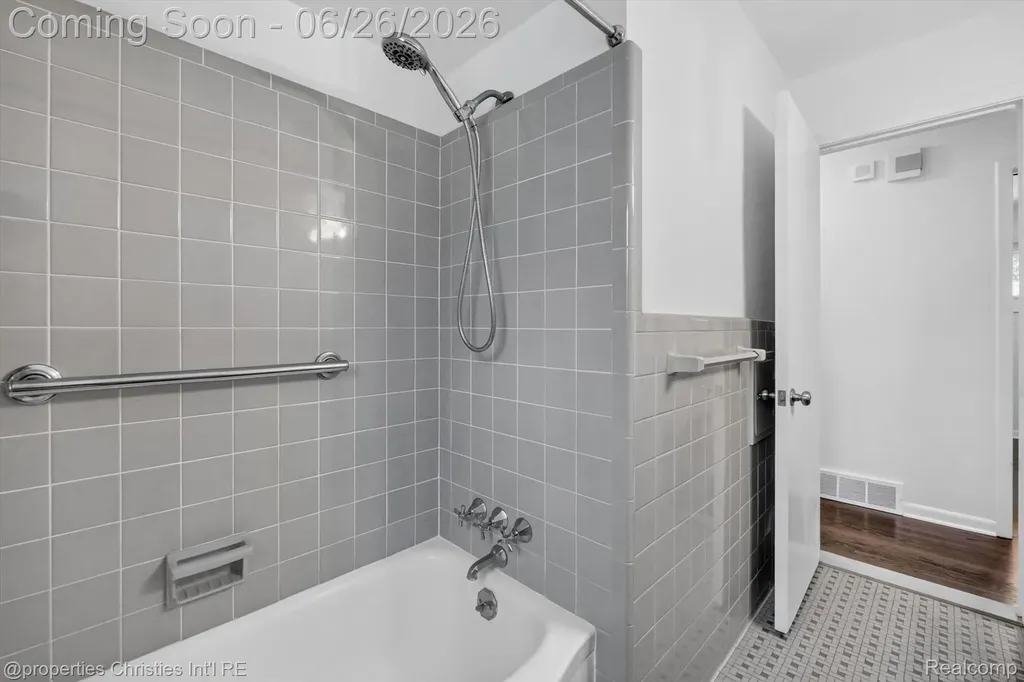 17451 Birwood Avenue Beverly Hills Village MI 48025