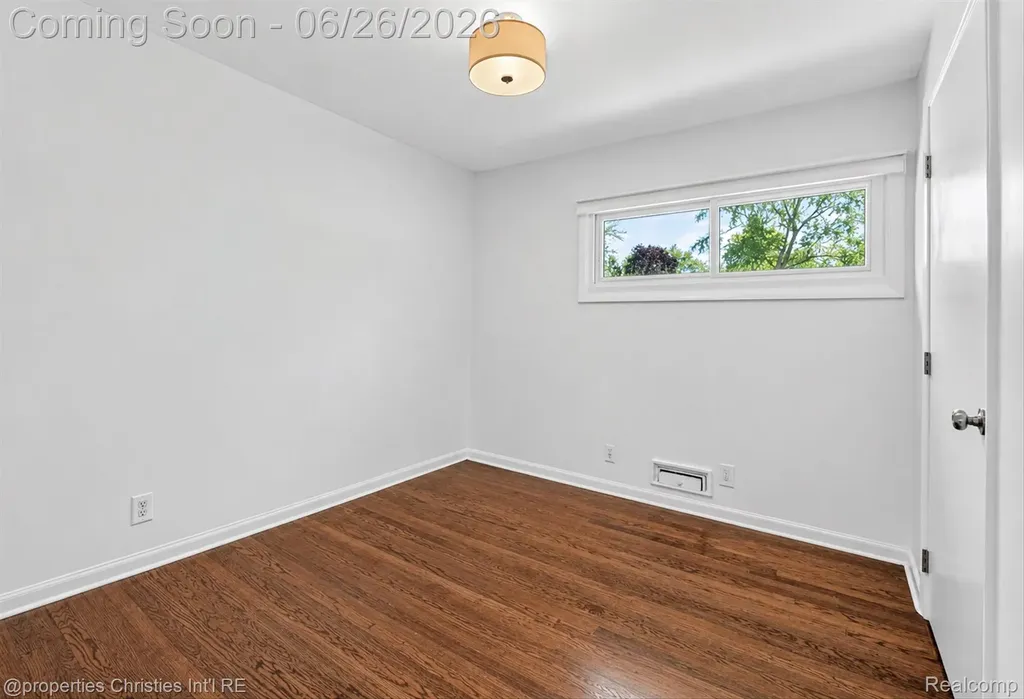17451 Birwood Avenue Beverly Hills Village MI 48025