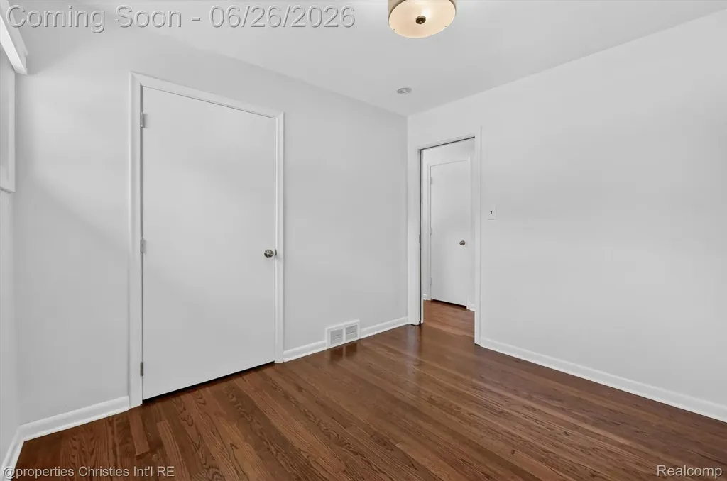 17451 Birwood Avenue Beverly Hills Village MI 48025
