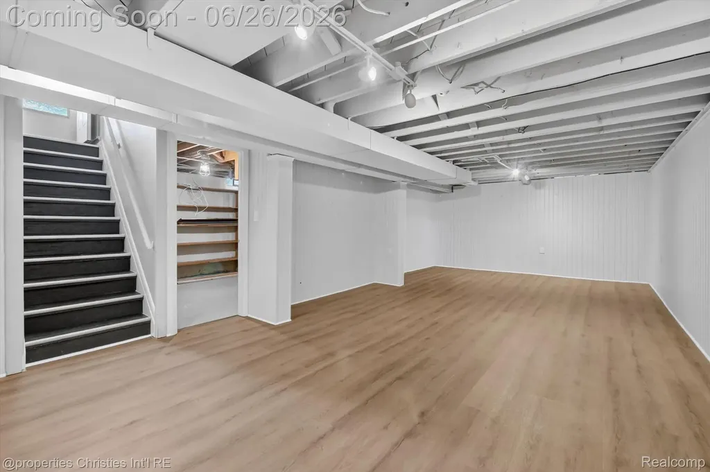 17451 Birwood Avenue Beverly Hills Village MI 48025