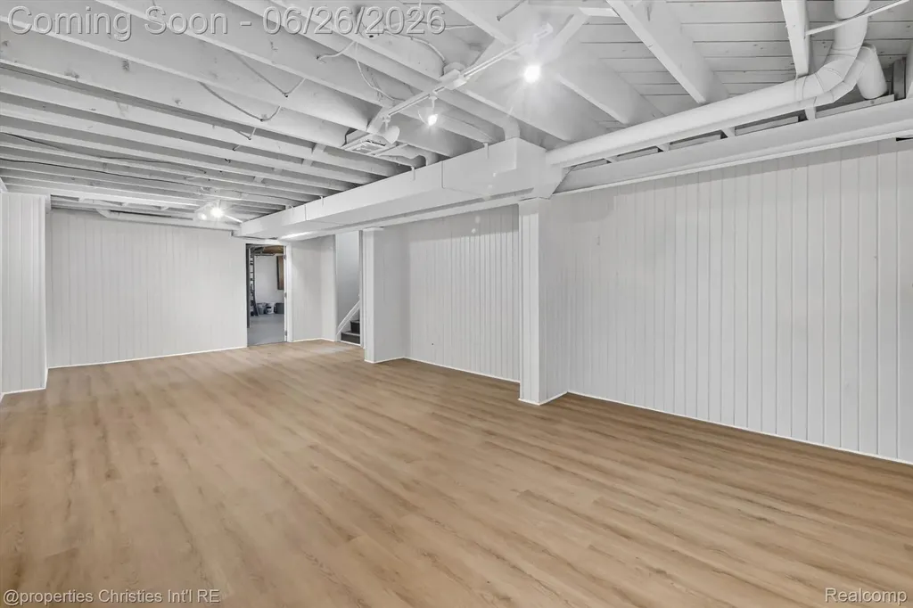 17451 Birwood Avenue Beverly Hills Village MI 48025