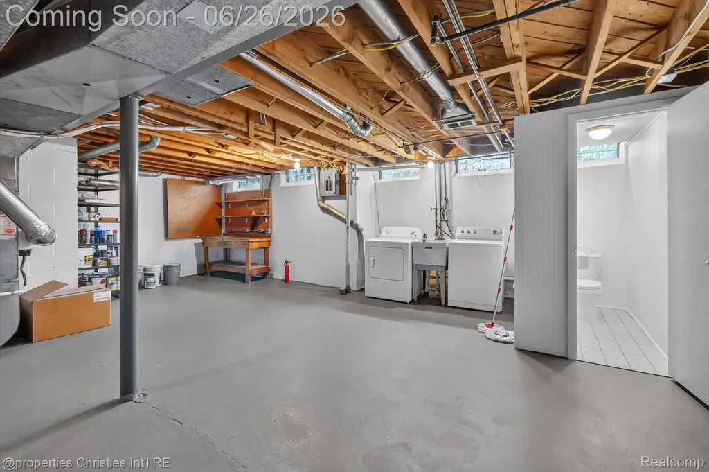 17451 Birwood Avenue Beverly Hills Village MI 48025