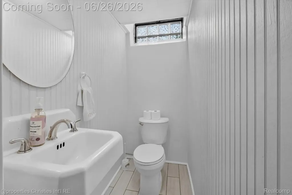 17451 Birwood Avenue Beverly Hills Village MI 48025