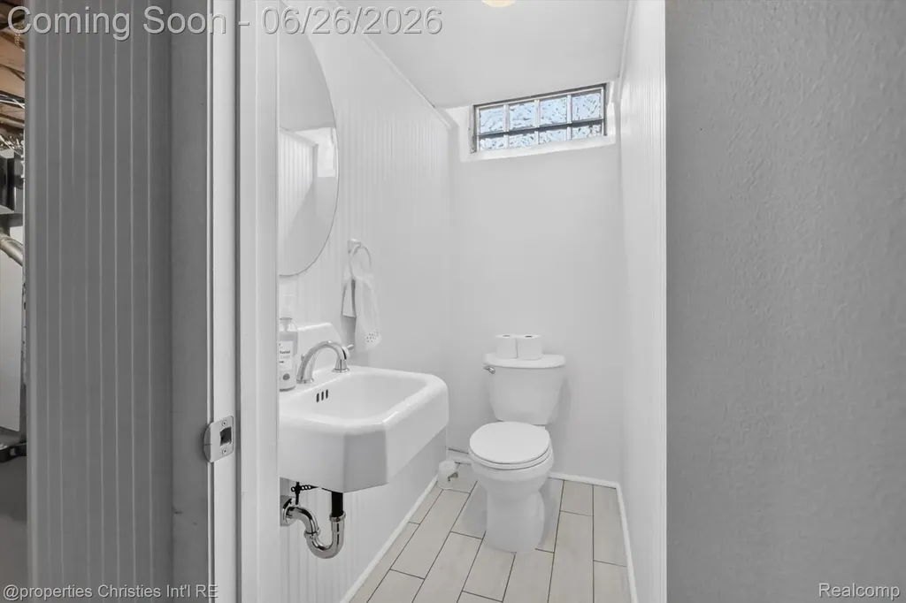 17451 Birwood Avenue Beverly Hills Village MI 48025