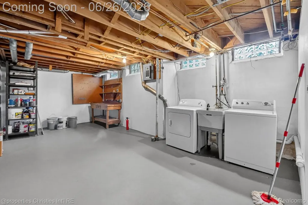 17451 Birwood Avenue Beverly Hills Village MI 48025