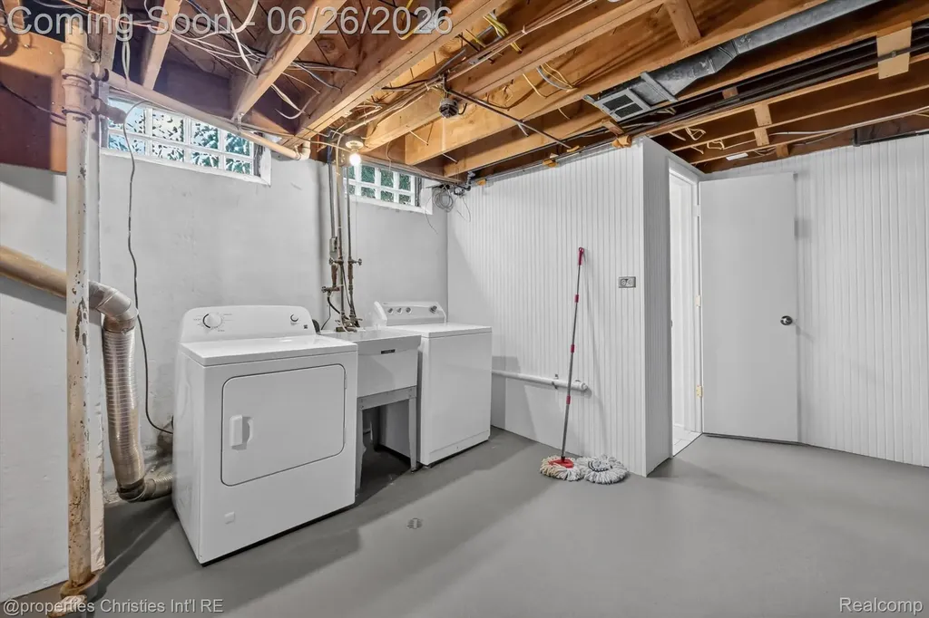 17451 Birwood Avenue Beverly Hills Village MI 48025