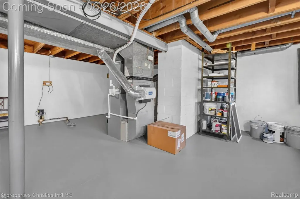 17451 Birwood Avenue Beverly Hills Village MI 48025