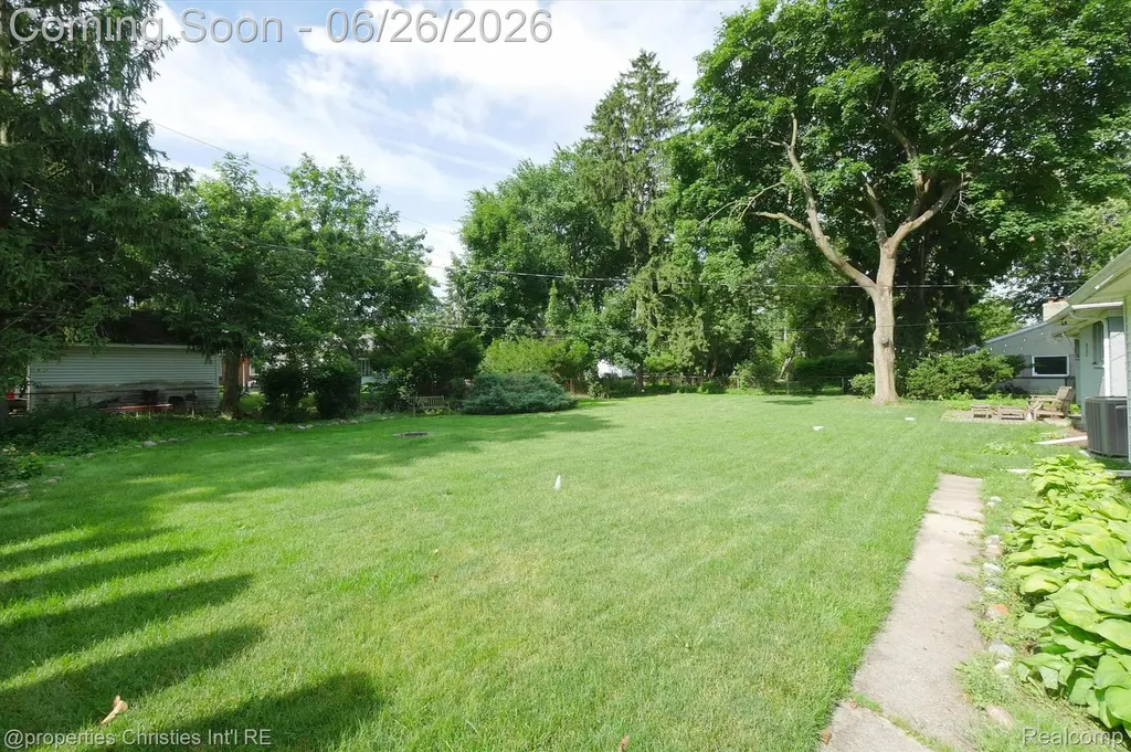 17451 Birwood Avenue Beverly Hills Village MI 48025