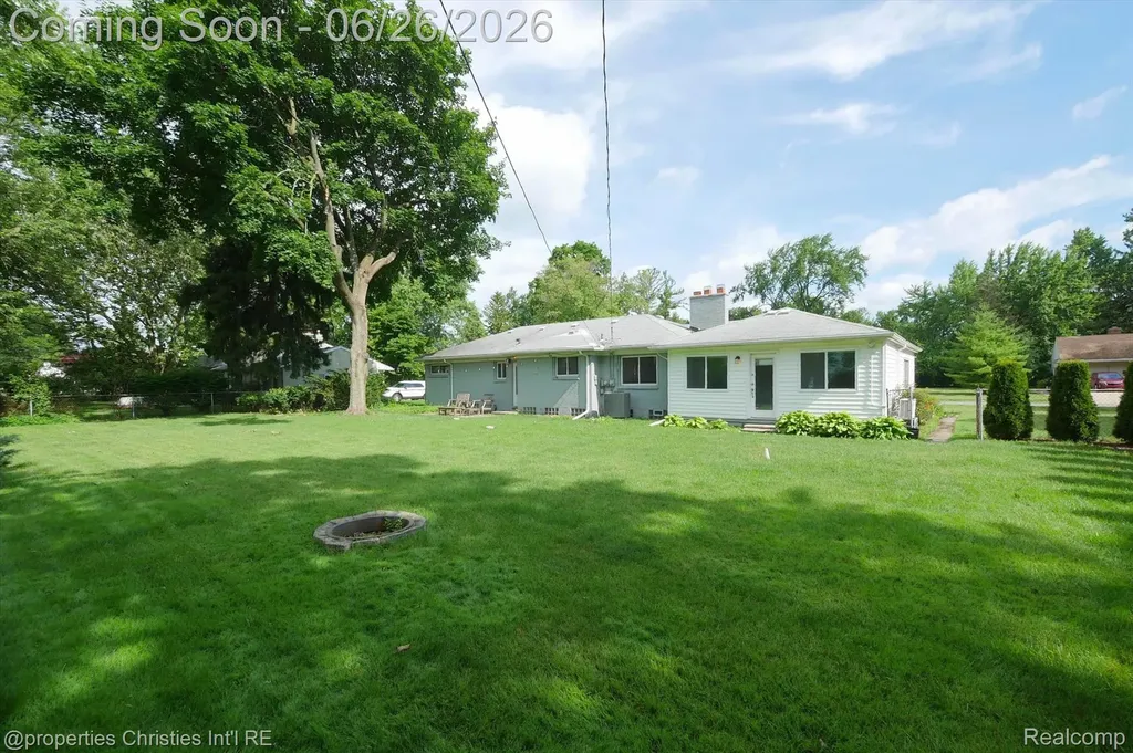 17451 Birwood Avenue Beverly Hills Village MI 48025