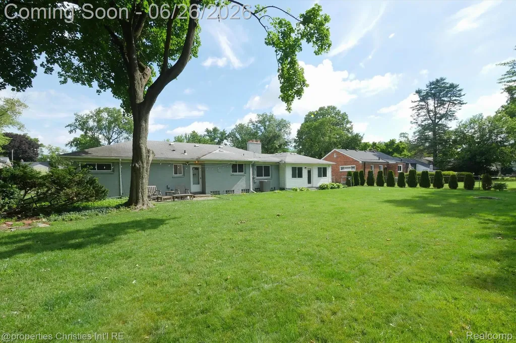17451 Birwood Avenue Beverly Hills Village MI 48025