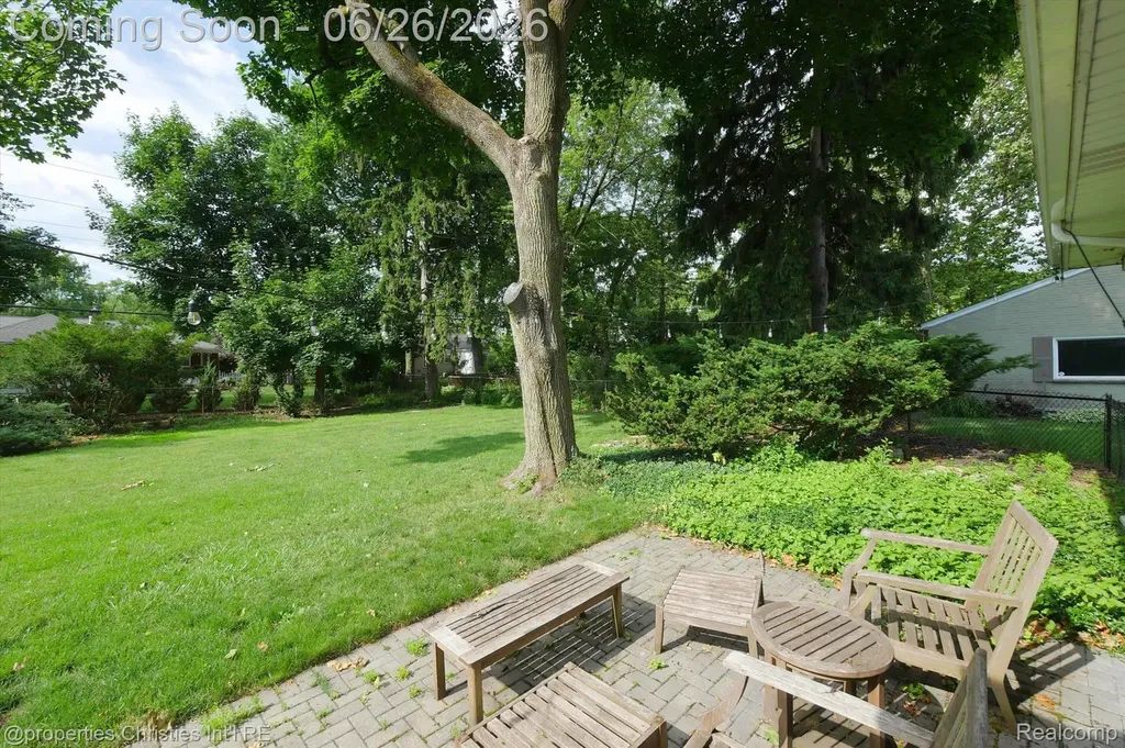 17451 Birwood Avenue Beverly Hills Village MI 48025