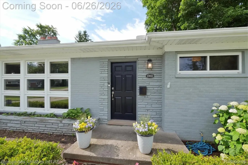 17451 Birwood Avenue Beverly Hills Village MI 48025