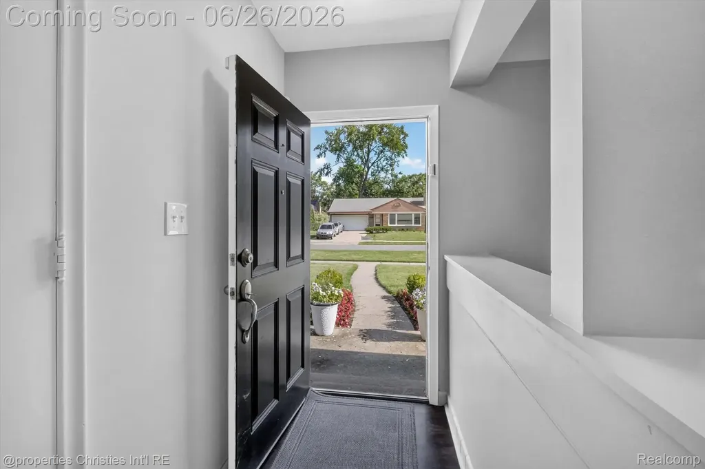 17451 Birwood Avenue Beverly Hills Village MI 48025