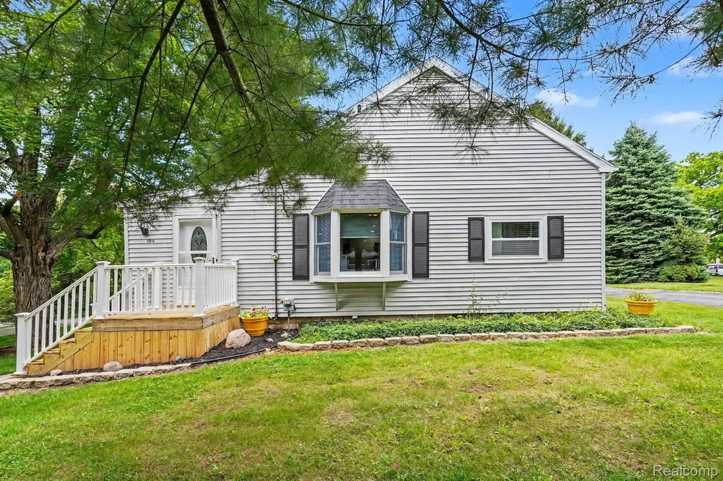 1014 Pearl Street Dewitt Charter Township MI 48906