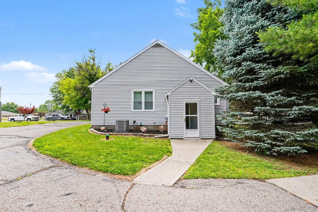 1014 Pearl Street Dewitt Charter Township MI 48906