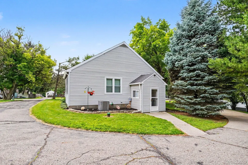 1014 Pearl Street Dewitt Charter Township MI 48906
